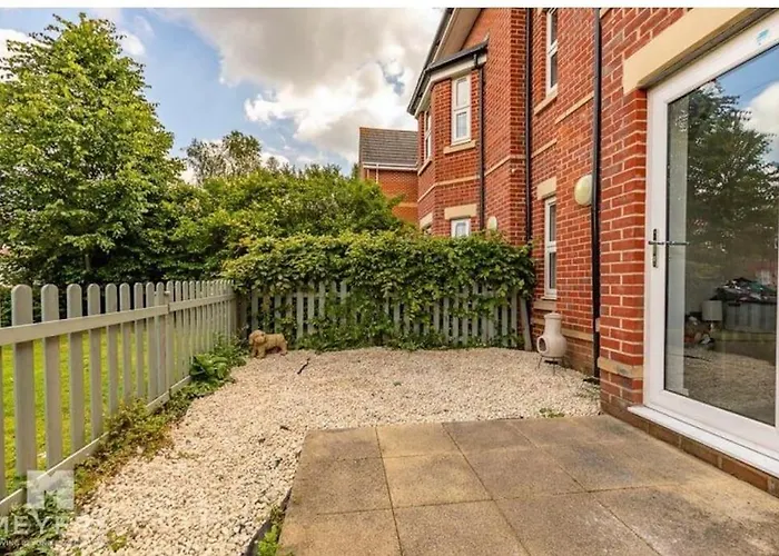2 Bedroom Spacious Apartment Sleeps 5