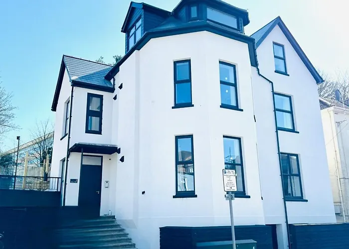 Big Bournemouth 4-Bedroom - 2-Bathroom - Sleeps 10